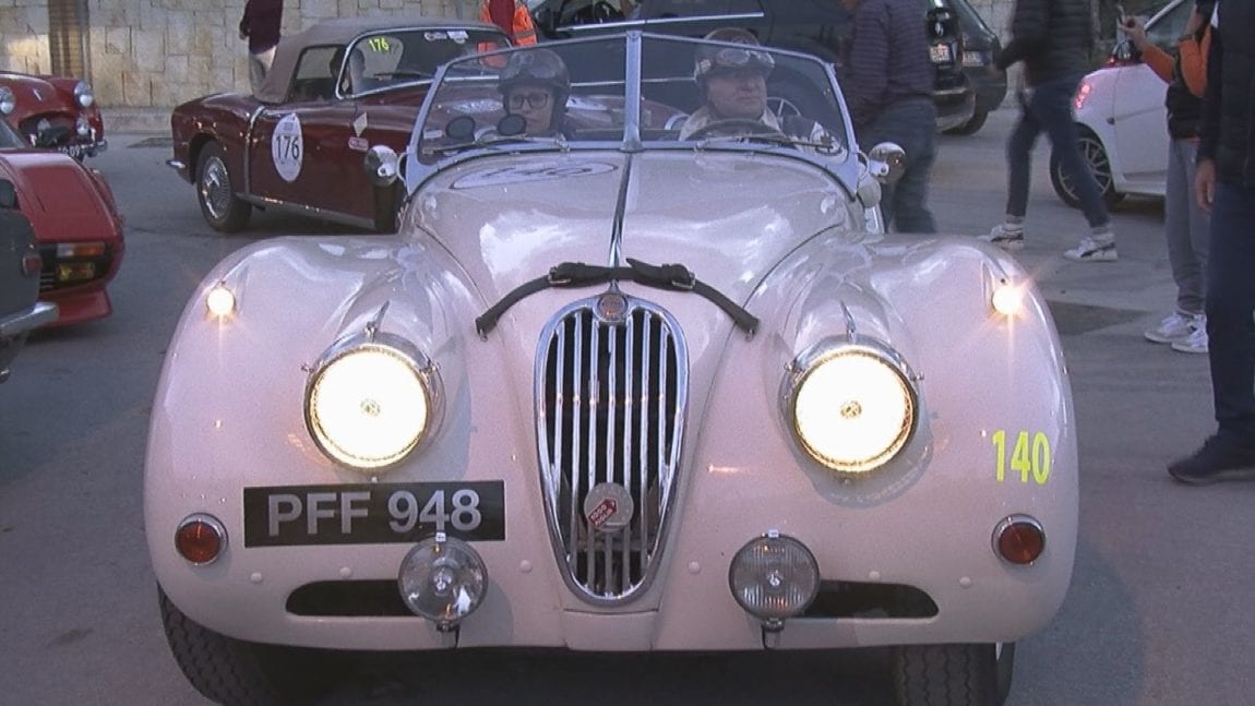 Targa Florio. Tappa a Castellammare, Ferrari e auto storiche ammirate (VIDEO)