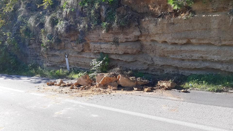 Costone tufaceo sulla SS 187, punto e a capo. Altra frana alle porte di Castellammare
