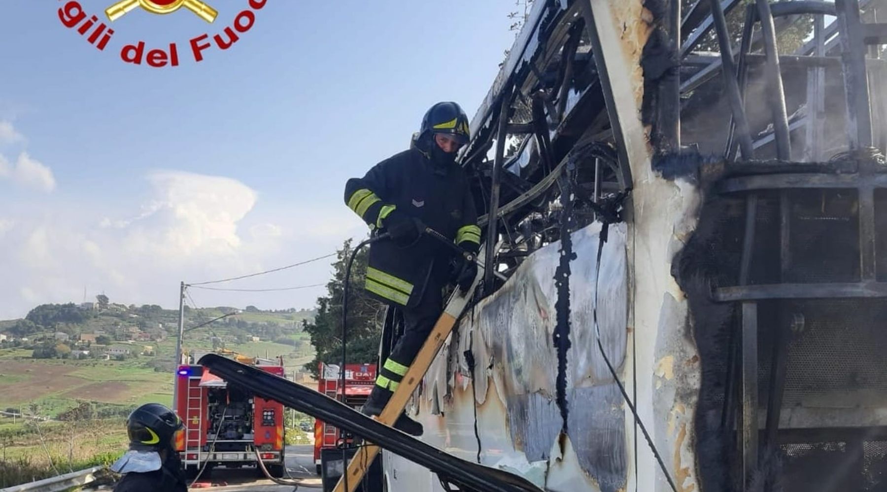 Pullman di studenti busetani distrutto dal fuoco. La prontezza dell'autista evita il peggio
