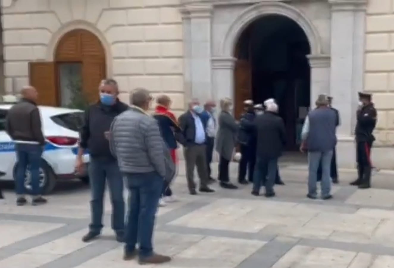 Emergenza acqua. Tempi lunghi per i turni di erogazione, protesta in piazza (VIDEO)