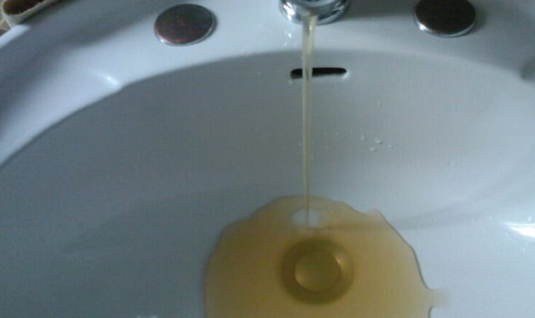 Poca acqua e per di più giallognola. Alcamesi costretti a vedersela con il manganese