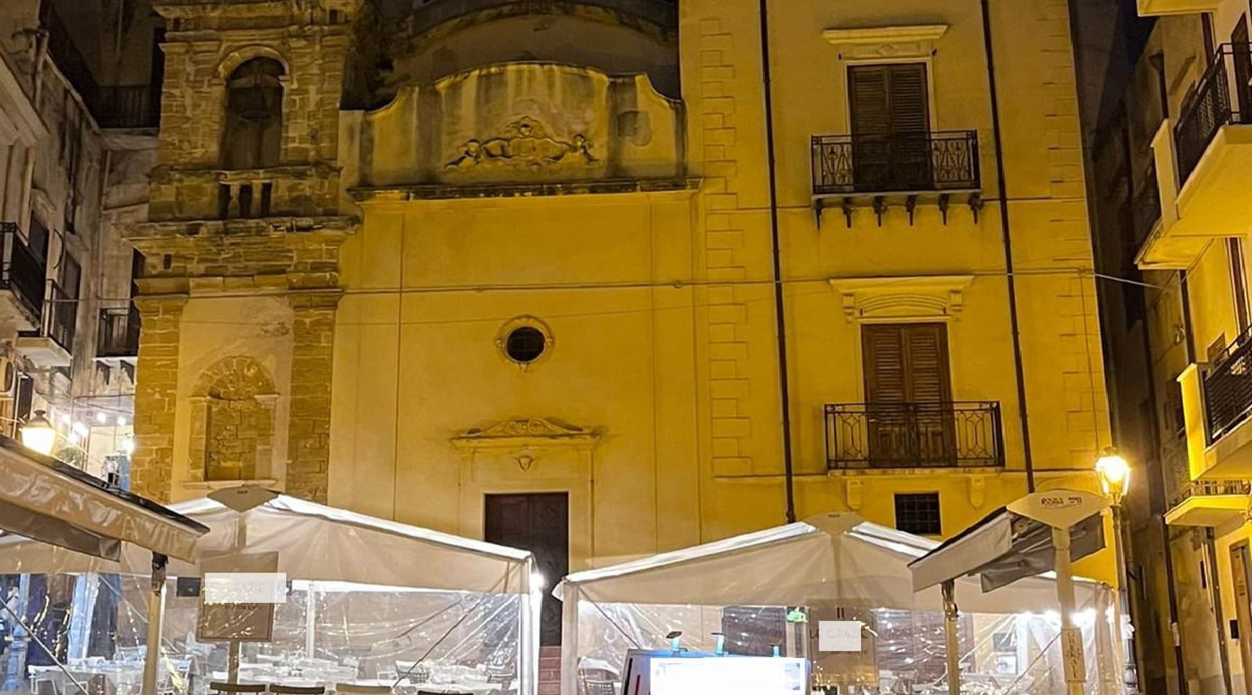 Niente gazebo e cartelli davanti chiesa. Suora castellammarese all'attacco