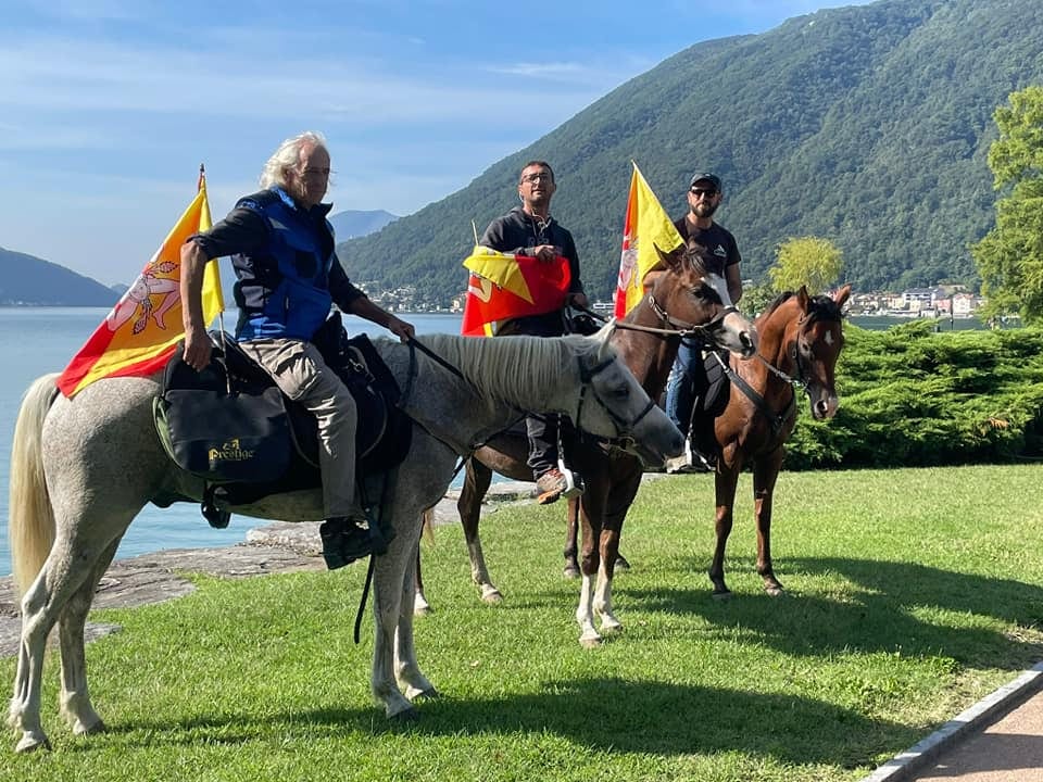 “Trekker del Golfo”. A cavallo da Trieste a Castellammare, impresa con fini solidali (VIDEO)