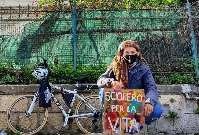 Clean-up ad Alcamo Marina, giovani e associazioni fanno quadrato. Attivista fa "sciopero per la vita"