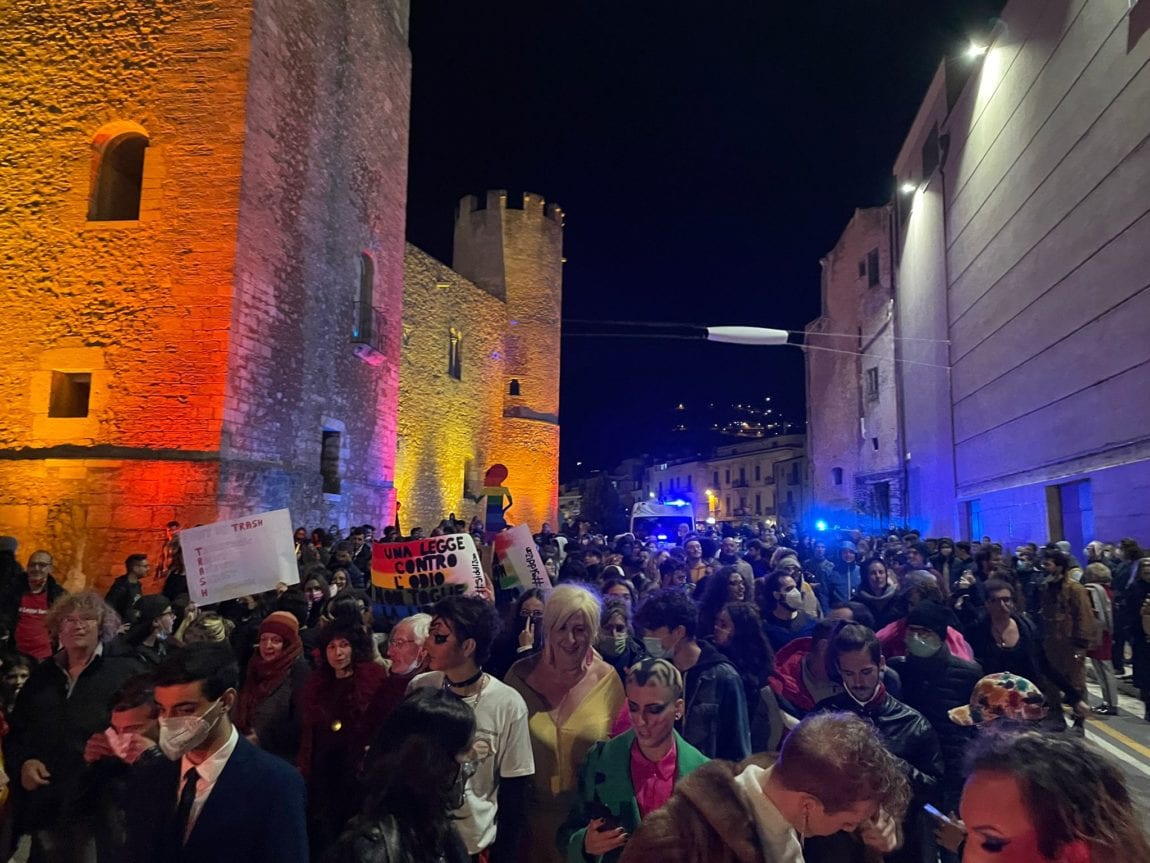 Alcamo Pride contro omofobia e discriminazioni. Corteo e testimonianze per le vie (VIDEO)