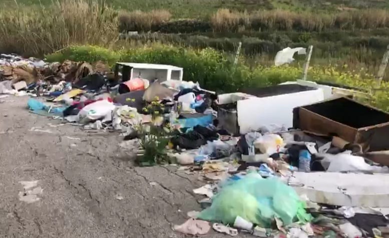 Discarica chilometrica sulla strada di Valguarnera. PRC di Partinico: “Consueto scarica-barile”