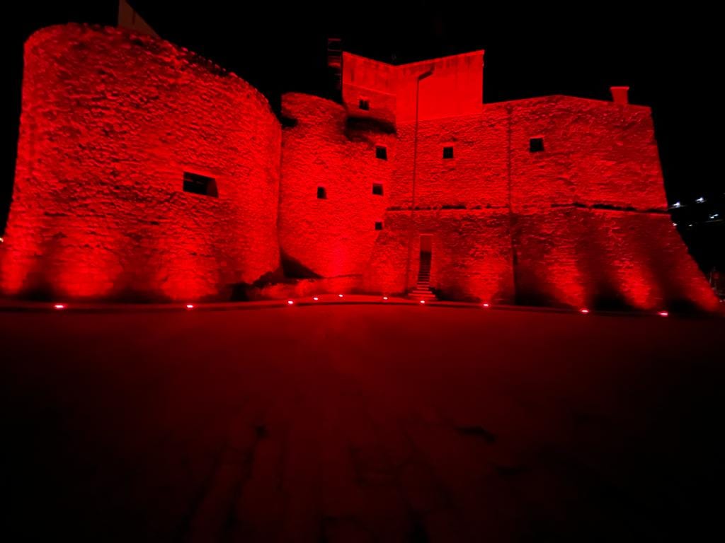 Giornata Mondiale contro l’AIDS. A Castellammare il maniero arabo-normanno si tinge di rosso (VIDEO)
