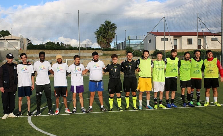 Una partita "a mano tesa”, calcio a 5 e sorrisi fra immigrati e belicini (VIDEO)