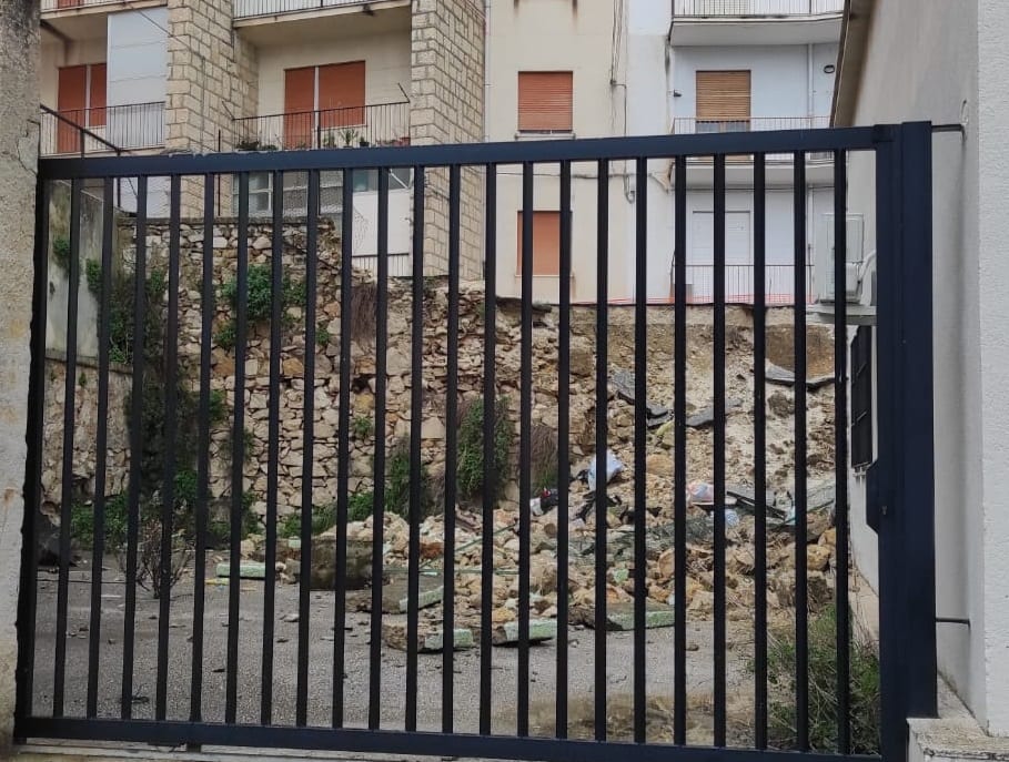 Alcamo, frana muro vicino scuola e sotto palazzine. Nessun consolidamento