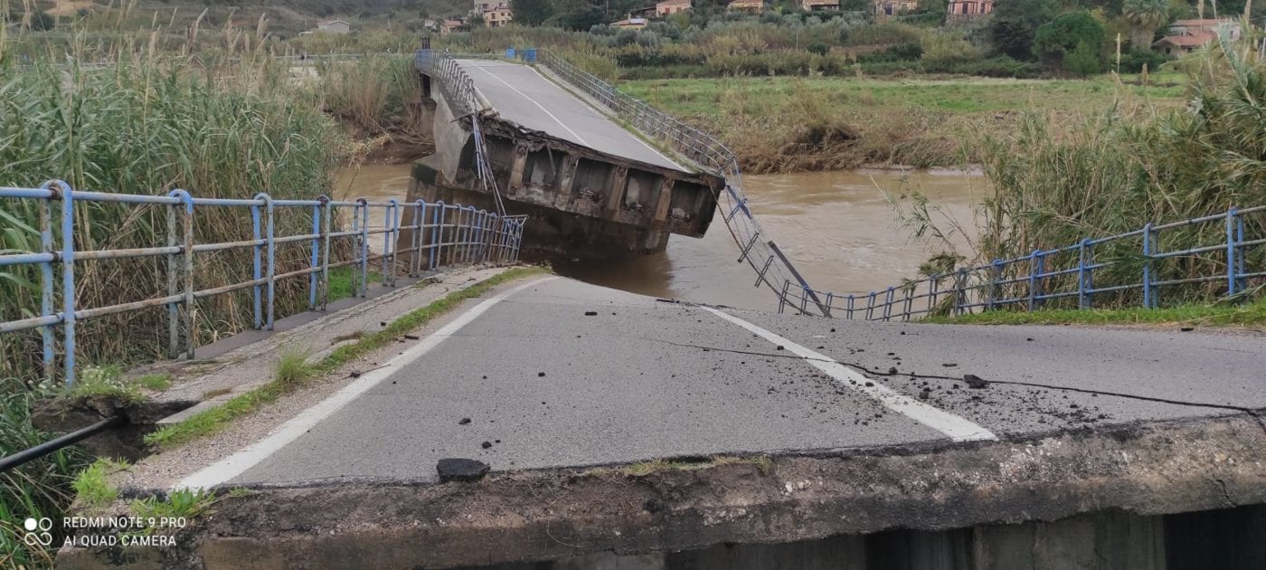 Crolla ponte sul fiume San Bartolomeo, Castellammare quasi isolato. Sfiorata la tragedia