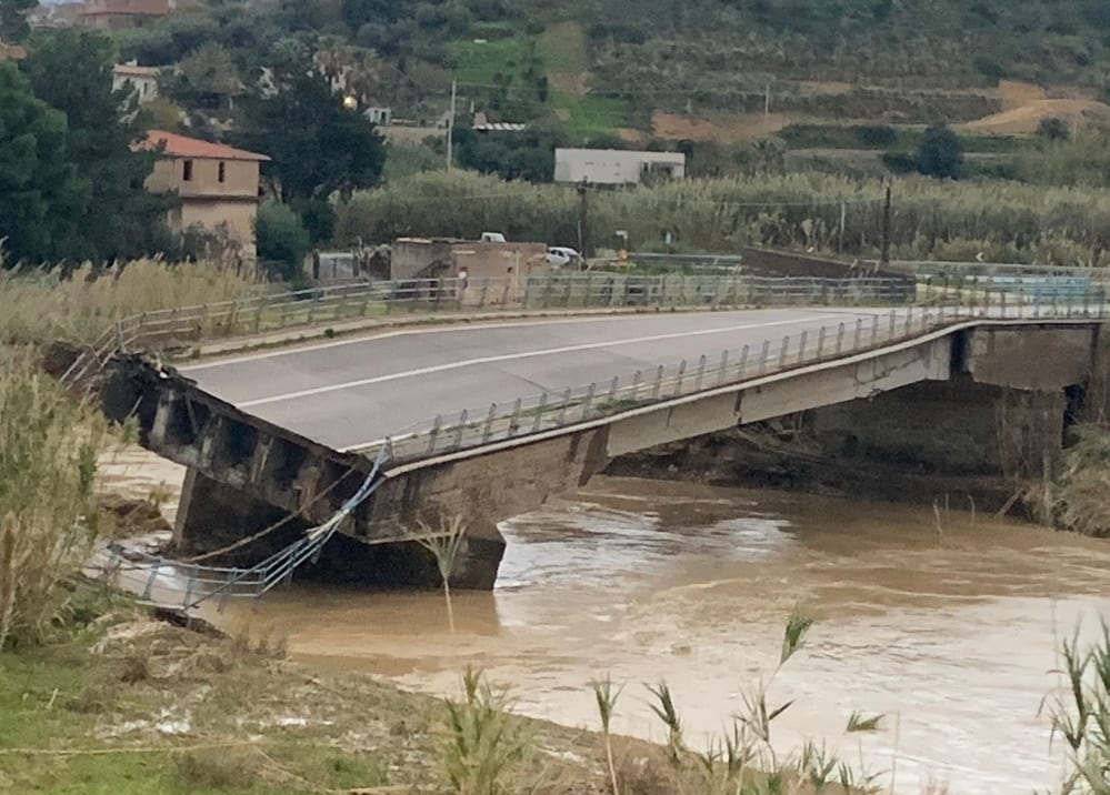 Ponte crollato, all'opera Genio Militare. Micro-cariche per demolirlo?
