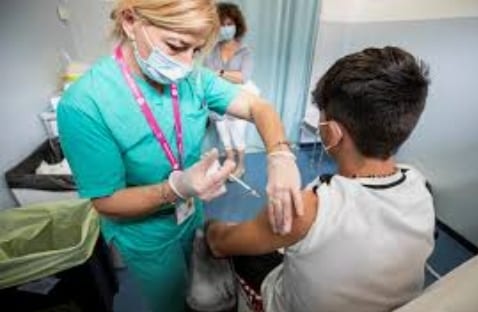 Via alle prenotazioni dei vaccini per i bambini. Presente almeno un genitore