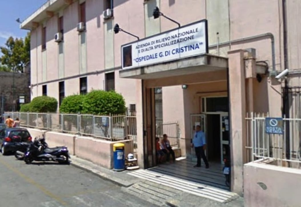 Partinico, madre accusa malore e neonato le scivola dalle braccia. Bimbo in coma