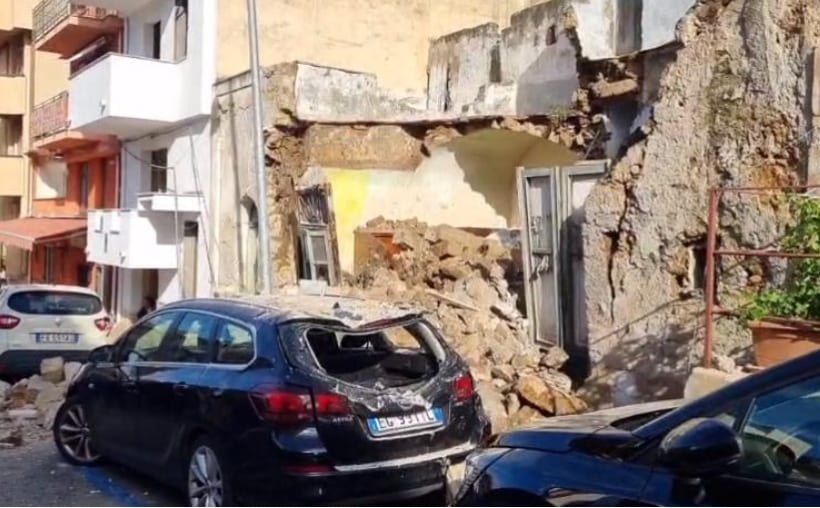 Crollo di una vecchia casa di Terrasini, massi arrivano a due passi da un cittadino (VIDEO)