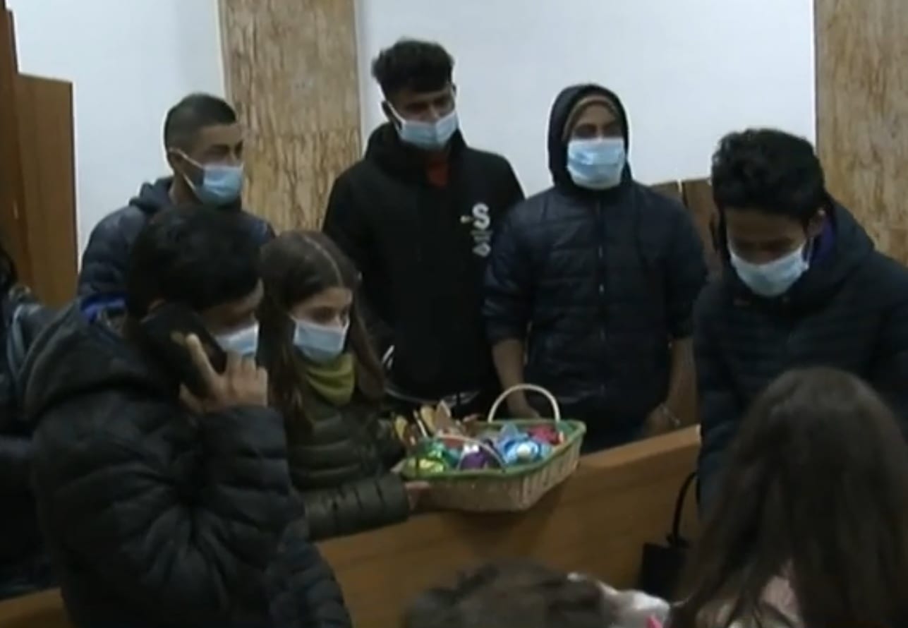 Migranti offrono doni ai fedeli. Incontro alla chiesa Anime Sante di Alcamo