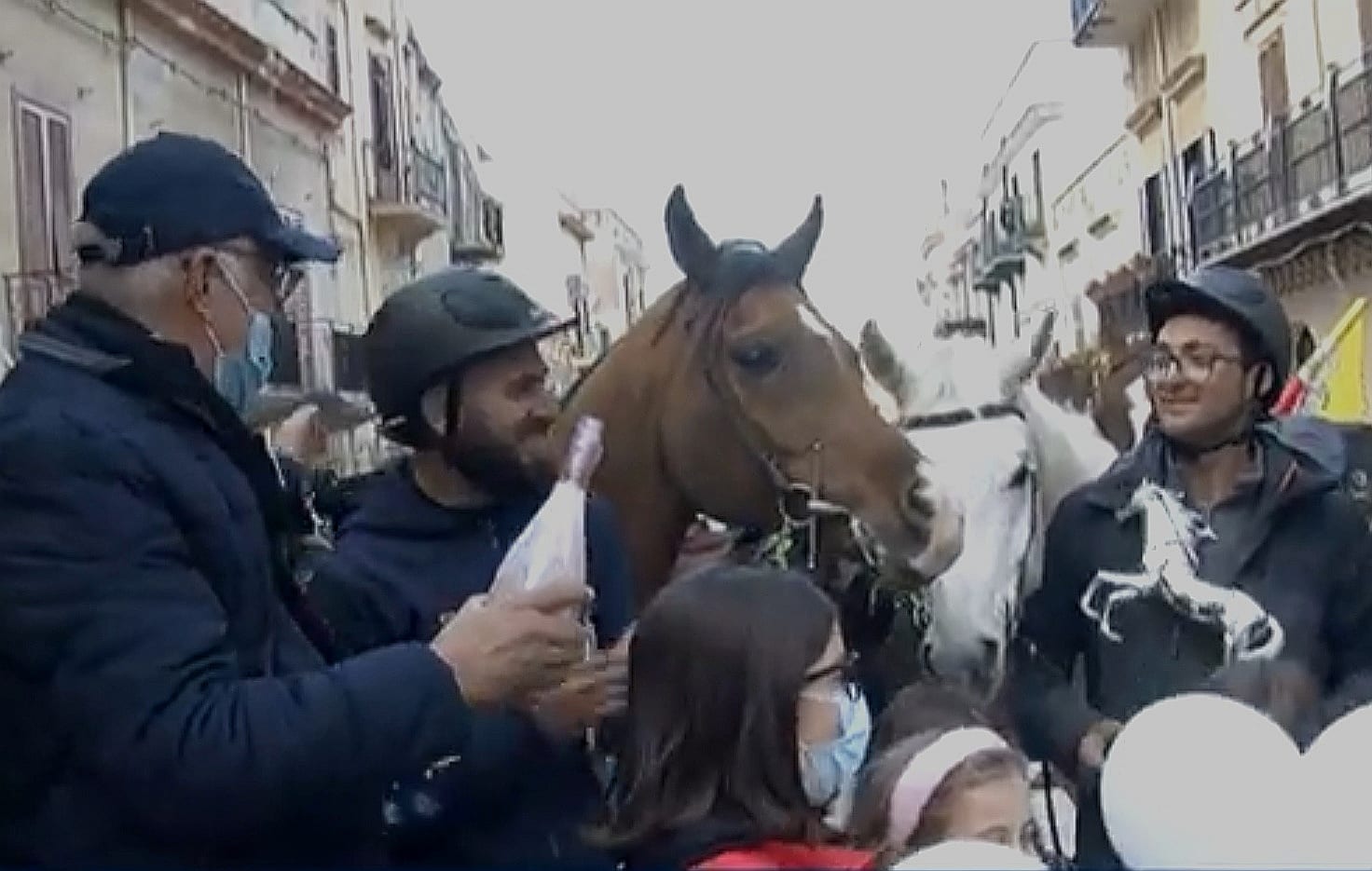 Grande accoglienza a Castellammare per i ‘Trekker del Golfo’, rientro in città tra ali di folla (VIDEO)