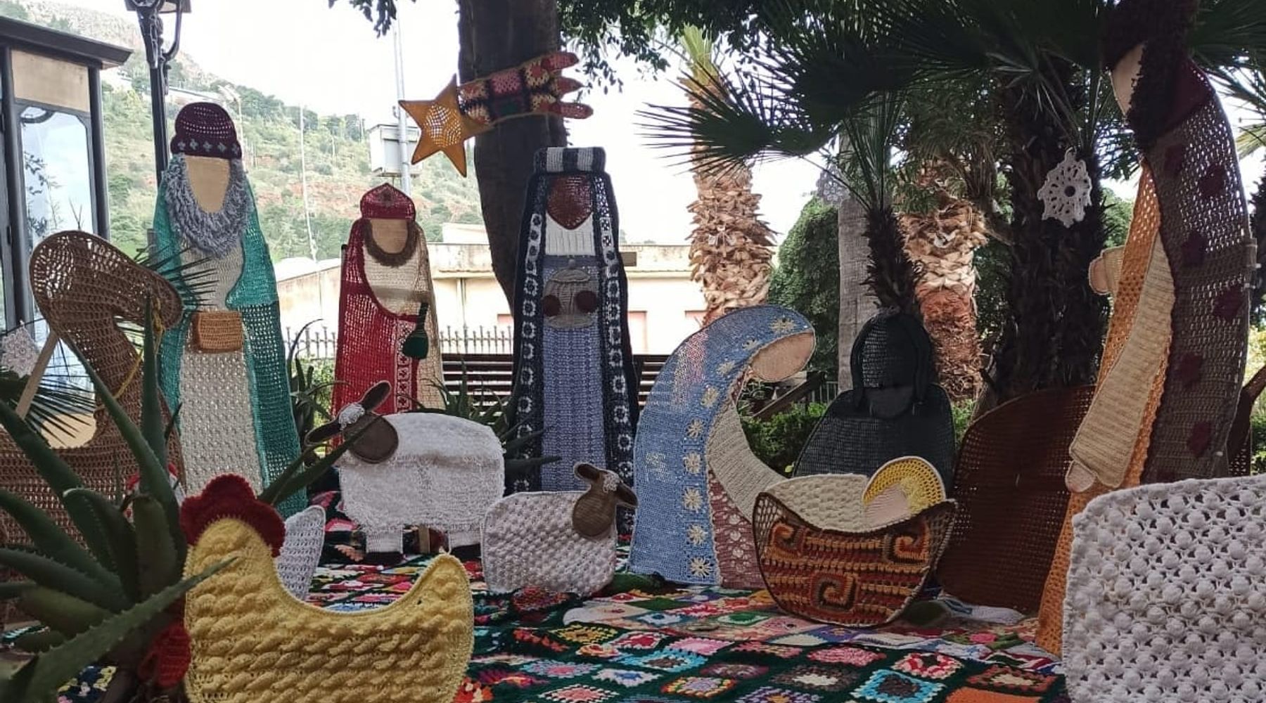 Distrutto, a Castellammare, il presepe all'uncinetto. Atto vandalico inqualificabile (VIDEO)