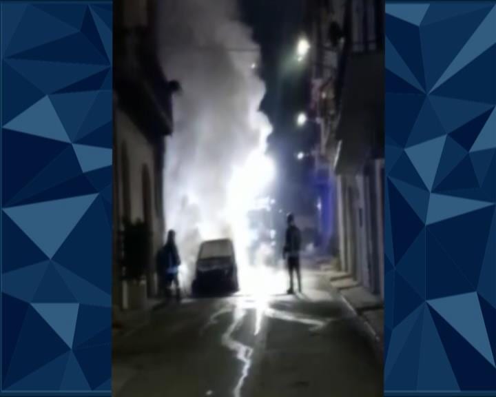 A fuoco una Mercedes a Castellammare, escluso corto circuito. Danneggiato un portone