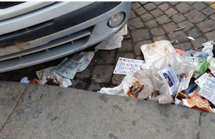 Emergenza pulizia ad Alcamo. Strade in centro invase da fogliame e cartacce