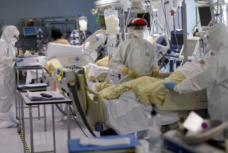 Covid, in un anno casi più che triplicati. Ricoveri e decessi, però, abbattuti