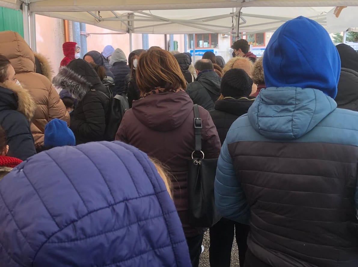Hub vaccinale di Alcamo, 270 minuti di attesa per vaccinarsi. Carenza di personale