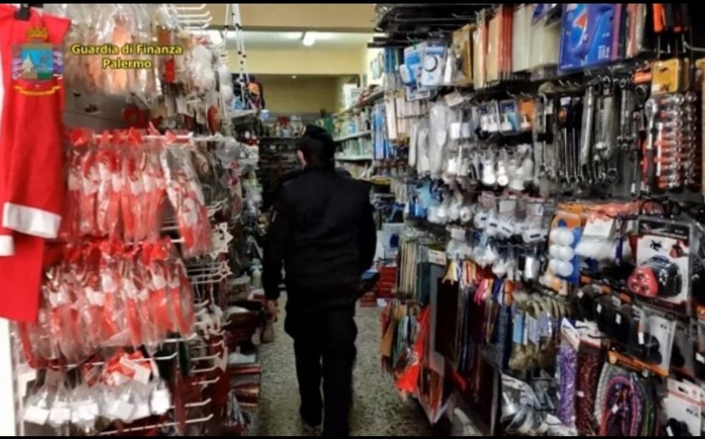 Emporio cinese, sequestrati 140.000 articoli irregolari a San Cipirrello. Anche tabacco