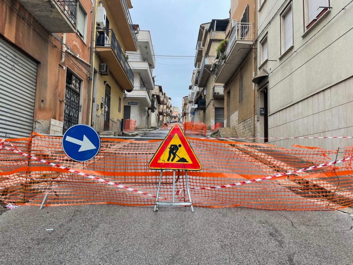 Buche, avvallamenti e squarci. Strade alcamesi transennate e traffico in tilt