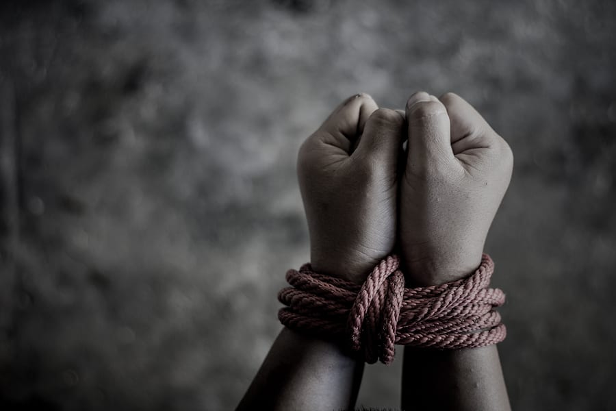Arrestati 4 nigeriani. Accuse da giovane vittima: schiavitù e prostituzione