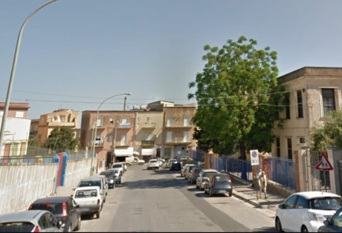 Sosta selvaggia davanti scuola, assolta donna accusata di resistenza ai vigili urbani