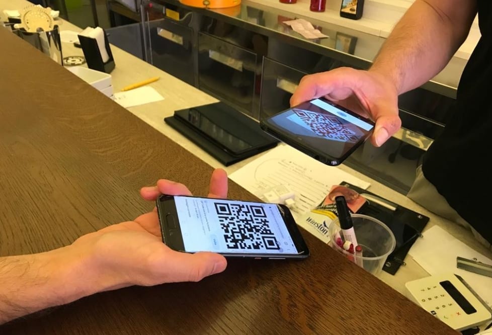 Green pass, da domani dappertutto. Senza per supermercati, farmacie, studi medici