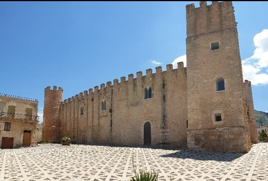Piazza Castello ad Alcamo, 'terra di nessuno'. Vandalismi e lancio di petardi