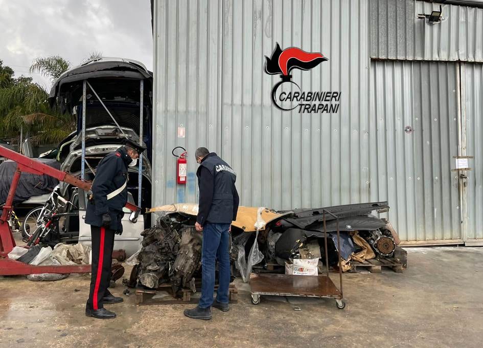 Sfascia-carrozze abusivo in contrada Scampati ad Alcamo. Denunciato meccanico