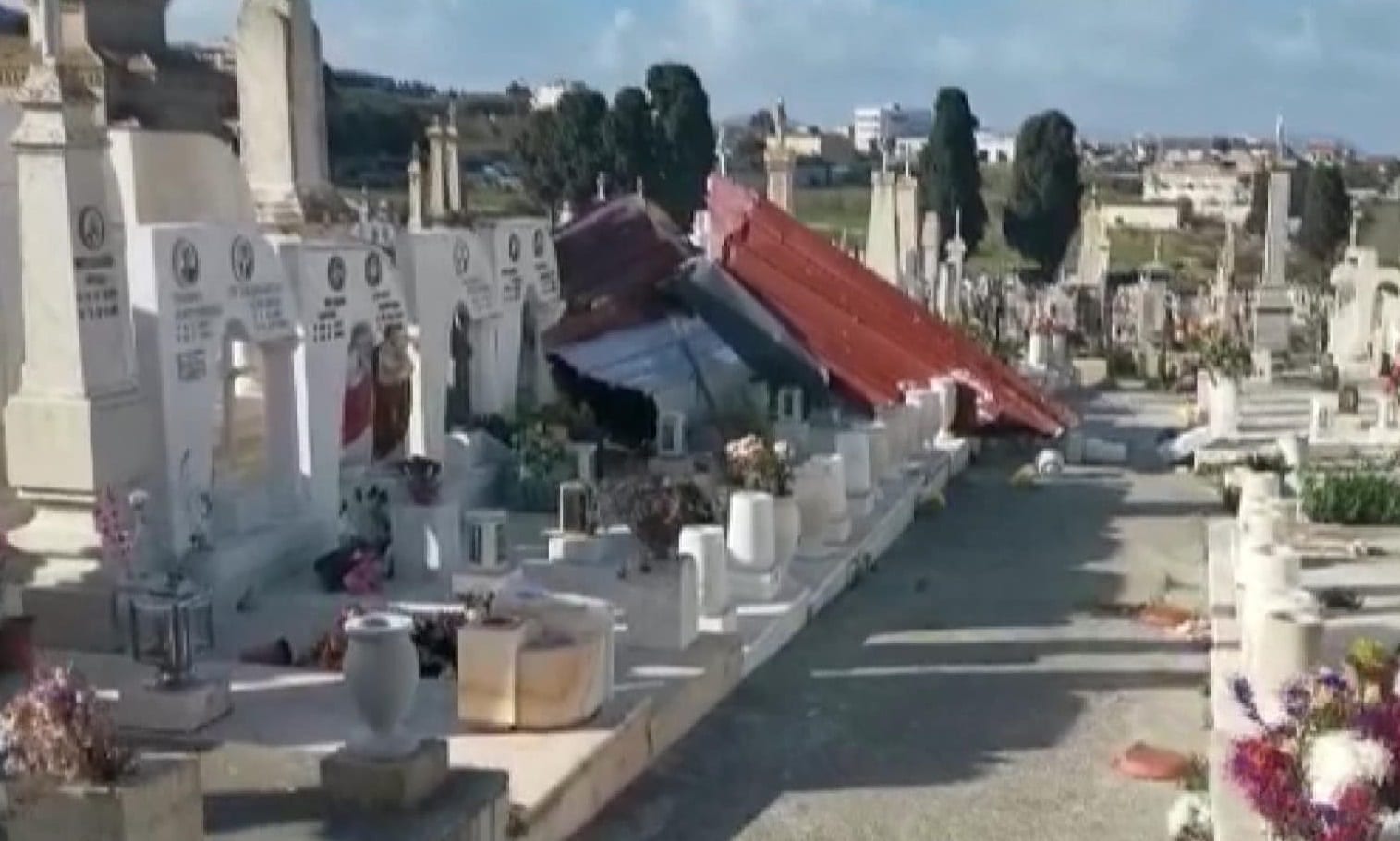 Cimitero di Alcamo, vola tetto montato pochi mesi fa. Distrutte diverse tombe