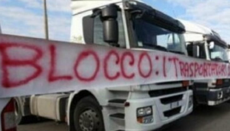 Caro gasolio e blocco dei TIR, sigle spaccate. Regione stanzia dieci milioni di euro