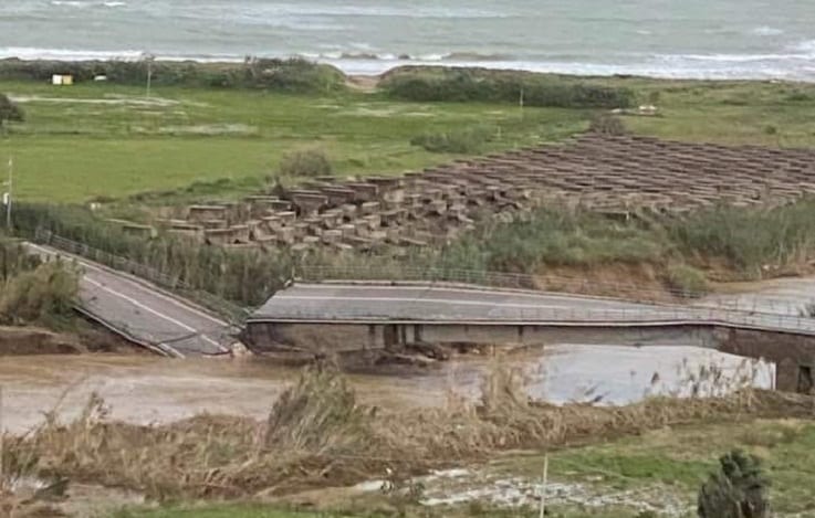 Ponte crollato, slitta ancora demolizione. Da spostare 25 grossi acropodi che ostacolano il cantiere