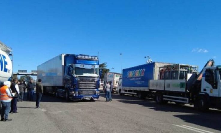 Mediazione del governo regionale, stop ai blocchi dei TIR. UnaTras sempre dura