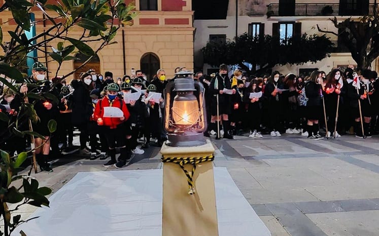 No alla guerra, fiaccolata e preghiere degli scout in piazza ad Alcamo. Partecipa anche Comune (VIDEO)