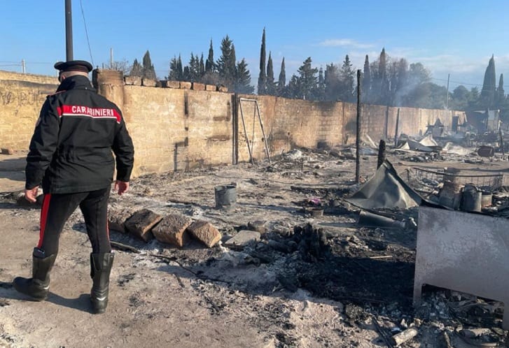 Ancora fiamme al campo abusivo di migranti in ex cementificio. Tutti salvi, a settembre c'era stata una vittima