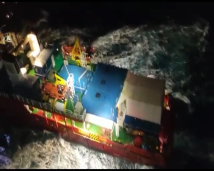 82° CSAR, elicottero recupera uomo da nave ONG. Mare mosso e forte vento