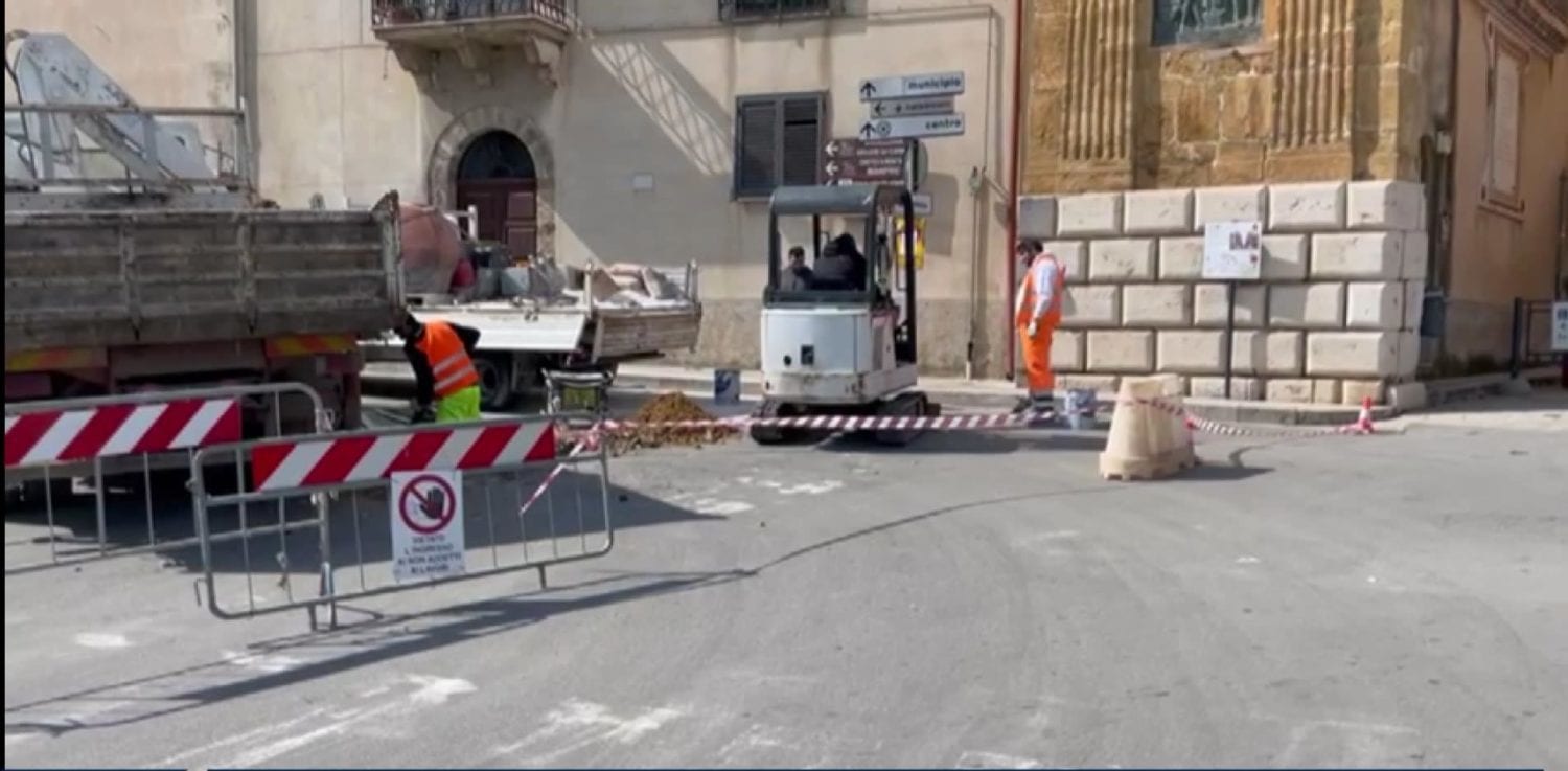 Viabilità stravolta nella zona di via Florio, ad Alcamo si realizzano i pozzetti per la video-sorveglianza