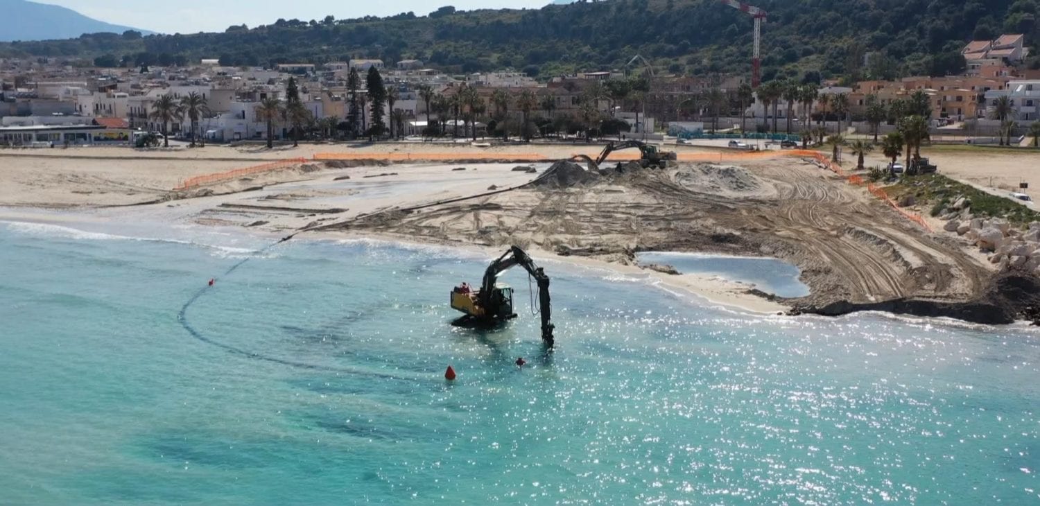 Ripascimento spiaggia di San Vito Lo Capo, al via lavori. Previsto spostamento di 25.000 mc di sabbia (VIDEO)