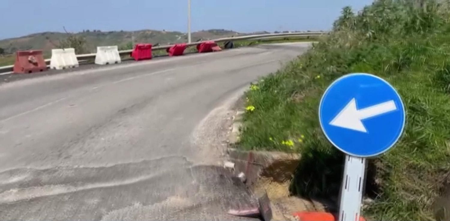 Pericoloso gradino sulla SS113 in zona Fegotto, diverse segnalazioni all'ANAS ma il problema resta