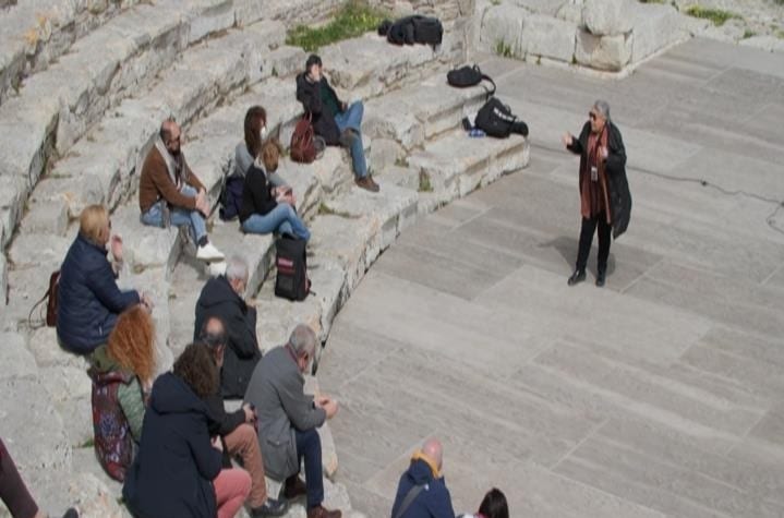 “Giornata del Teatro”, niente divisioni sul palcoscenico. Segesta lancia un forte monito per la pace (VIDEO)