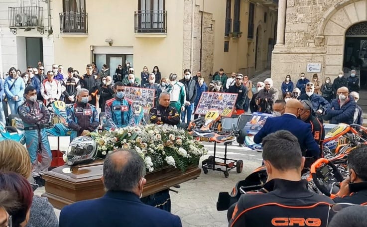 Ultimo saluto per Emilio, feretro posto al centro di motori rombanti (VIDEO)