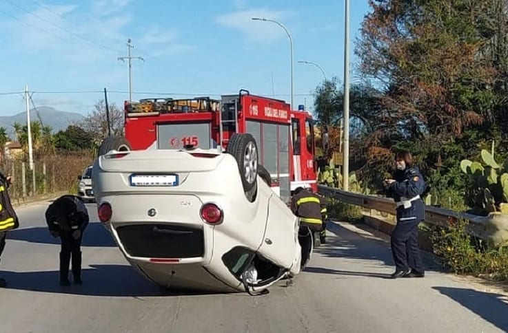 Violento scontro fra due autovetture, traumi per i conducenti. Auto semi-distrutte