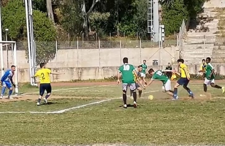 Calcio, arbitro va 'nel pallone' e l'Alcamo perde ancora. Pallamano, TH vince 'gara 1' di semifinale