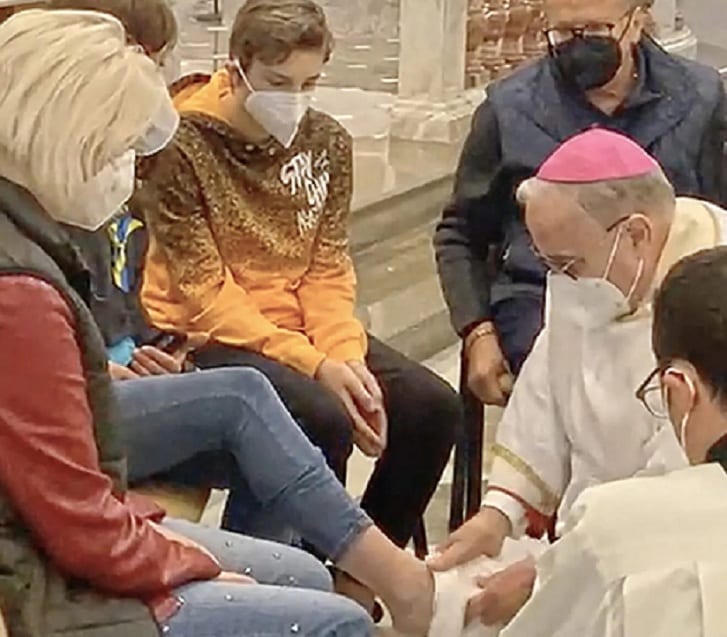 Giovedì Santo, vescovo Mogavero lava piedi a dodici ucraini. Quattro appena arrivati da Odessa