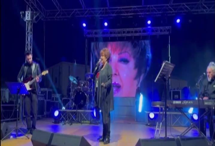 ‘Festa di li schietti’ a Terrasini, ovazioni e folla oceanica per Orietta Berti (VIDEO)