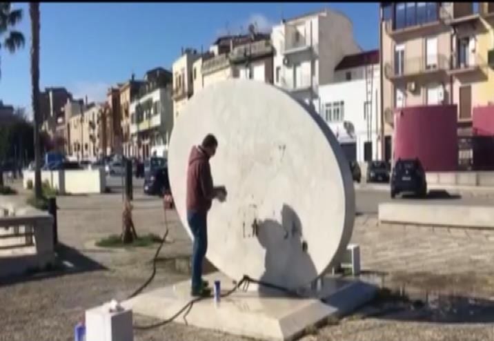 Imbrattata con vernice e frasi volgari opera di Turi Simeti. Comune di Alcamo interviene immediatamente
