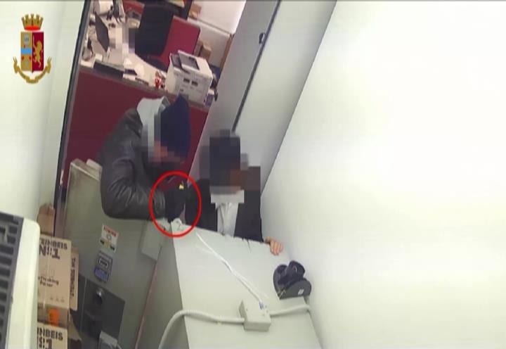 Violenta rapina al Credem di Terrasini del 4 aprile, Polizia arresta cinque persone